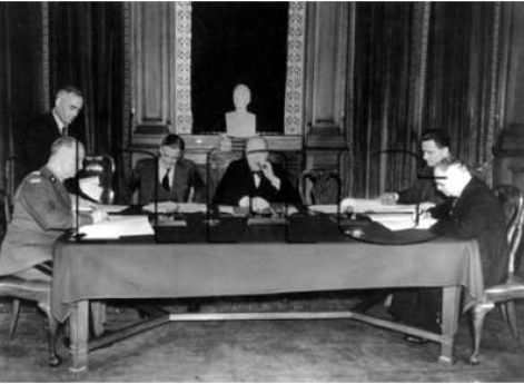 Подписание 30 июля 1941 г. в Лондоне соглашения между СССР (посол И. Майский) и Польшей (премьер-министр В. Сикорский) в присутствии премьер-министра Великобритании У. Черчилля и министра иностранных дел Великобритании Э. Идена