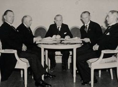 Правительство «Кока-Колы». Второй слева – Бьёрн Тоурдарсон. В центре – Свейн Бьёрнссон