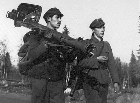 Финские солдаты с германским гранатомётом Panzerschreck готовятся к бою с германскими войсками в Лапландии. Сентябрь 1944 г.