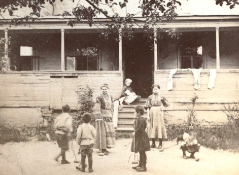 Игра в крокет во дворе дома. Муром.