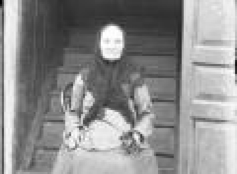 Портрет пожилой женщины на фоне лестницы. Муром.